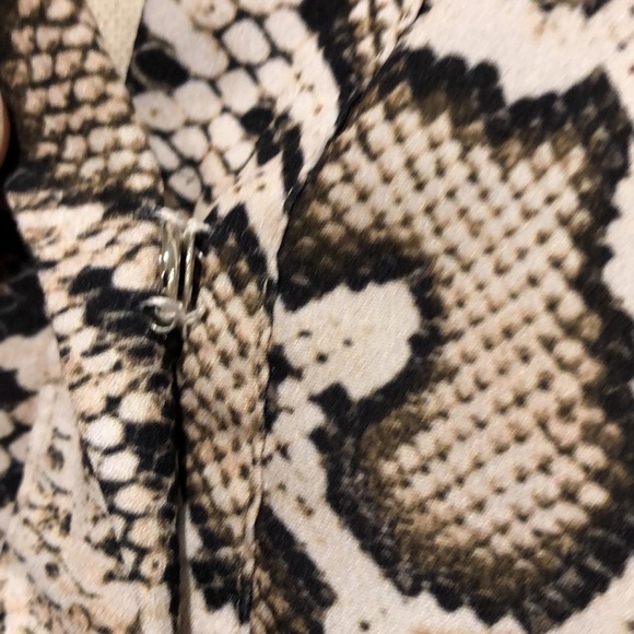 Halston snake print top V neck SZ  M - Picture 2 of 6
